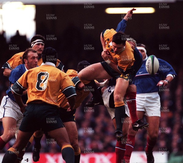 061199 - Australia v France - Rugby World Cup Final -  Matt Burke of Australia loses the ball under pressure from Christophe Dominici