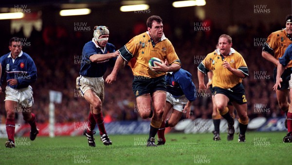 061199 - Australia v France - Rugby World Cup Final -  Owen Finegan of Australia runs in to score the second try