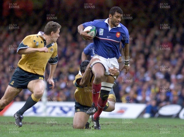 061199 - Australia v France - Rugby World Cup Final -  Emile Ntamack of France is tackled by Toutai Kefu