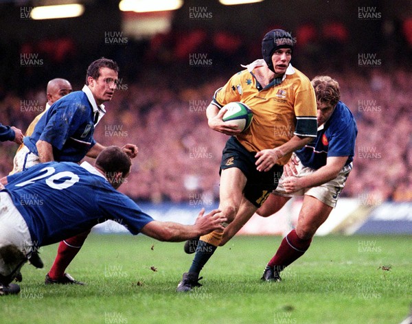 061199 - Australia v France - Rugby World Cup Final -  Stephen Larkham of Australia sidesteps France's Olivier Brouzet (20)