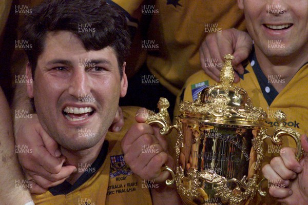 061199 - Australia v France - Rugby World Cup Final -  Australia captain John Eales with the Webb Ellis Cup