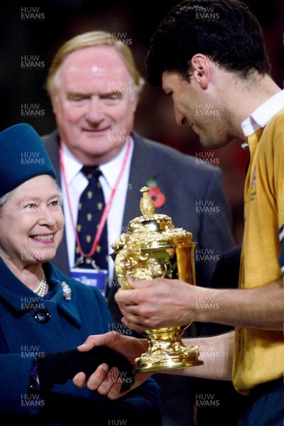 061199 - Australia v France - Rugby World Cup Final -  John Eales receives the Webb Ellis Cup from the Queen