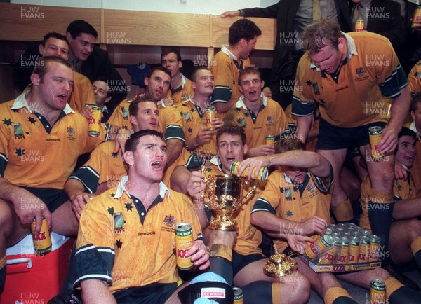 061199 - Australia v France - Rugby World Cup Final -  Australian team celebrates with the cup