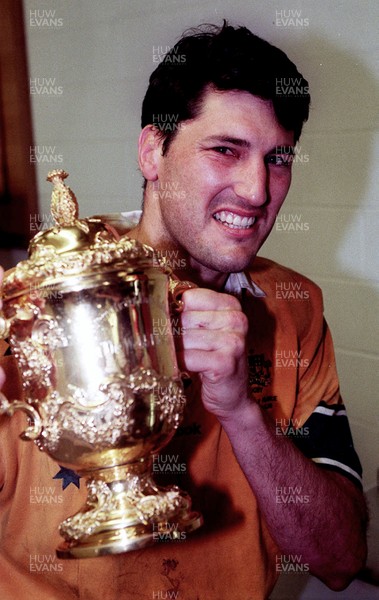 061199 - Australia v France - Rugby World Cup Final -  Australian Captain John Eales celebrates with the Webb Ellis Cup in the changing room