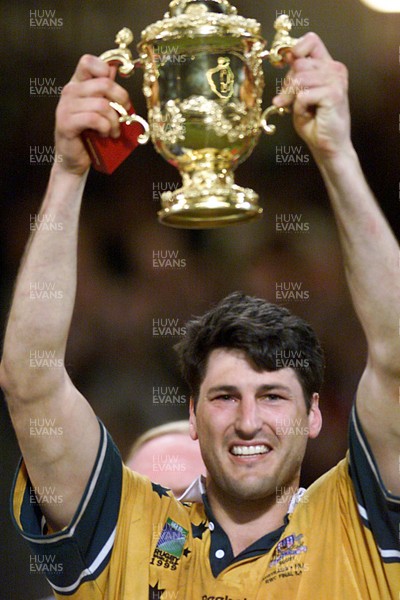 061199 - Australia v France - Rugby World Cup Final -  Australia captain John Eales lifts the Webb Ellis Cup