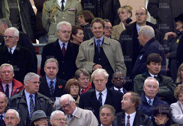 061199 - Australia v France - Rugby World Cup Final -  French Prime Minister Lionel Jospin with British Prim Minister Tony Blair in the crowd