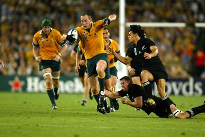 151103 - Australia v New Zealand - Rugby World Cup Semi Final - Stirling Mortlock beats tackles by Doug Howlett and Reuben Thorne