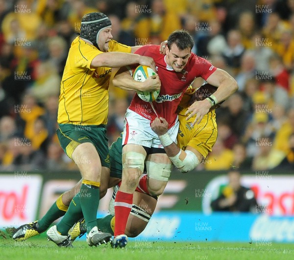 090612 - Australia v Wales - Castrol EDGE Series -Sam Warburton of Wales takes on Benn Robinson and Wycliff Palu of Australia