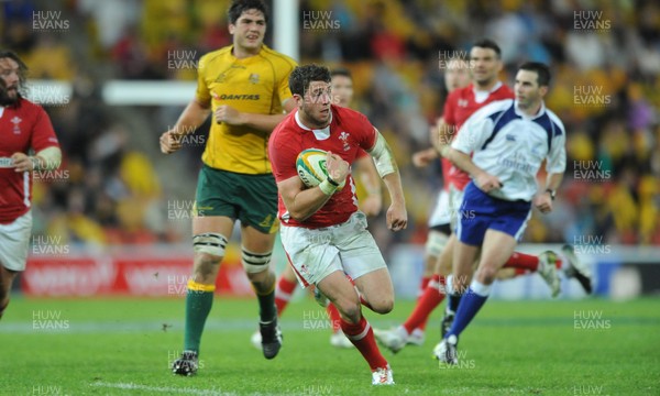 090612 - Australia v Wales - Castrol EDGE Series -Alex Cuthbert of Wales runs in to score try