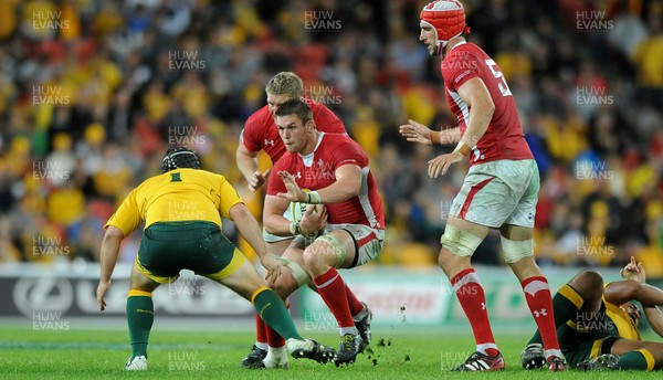 090612 - Australia v Wales - Castrol EDGE Series -Dan Lydiate of Wales takes on Benn Robinson of Australia