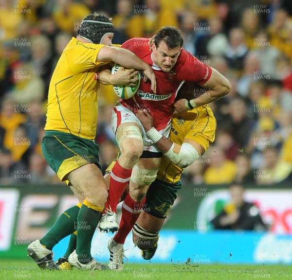 090612 - Australia v Wales - Castrol EDGE Series -Sam Warburton of Wales takes on Benn Robinson and Wycliff Palu of Australia