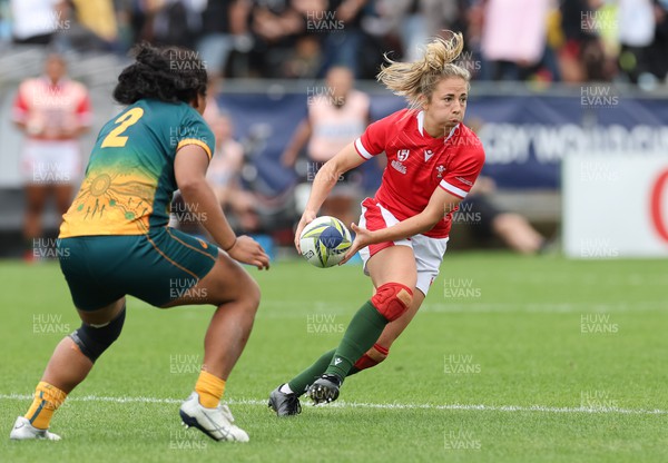 221022 - Australia v Wales, Women’s Rugby World Cup, Pool A - Elinor Snowsill of Wales feeds the ball out