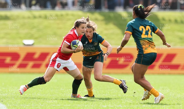 221022 - Australia v Wales, Women’s Rugby World Cup, Pool A - Jasmine Joyce of Wales sli[ps the tackle from Lori Cramer of Australia