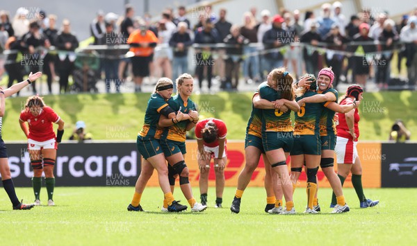 221022 - Australia v Wales, Women’s Rugby World Cup, Pool A - Australia celebrate on the final whistle as the Welsh players react with dejection
