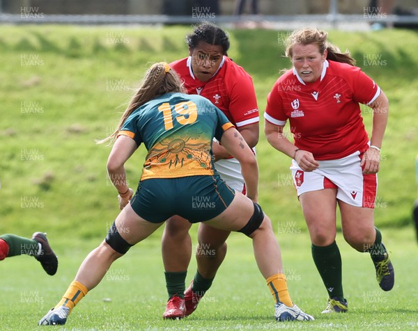 221022 - Australia v Wales, Women’s Rugby World Cup, Pool A - Sisilia Tuipulotu of Wales takes on Kaitlan Leaney of Australia