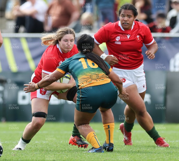 221022 - Australia v Wales, Women’s Rugby World Cup, Pool A - Gwen Crabb of Wales takes on Tania Naden of Australia