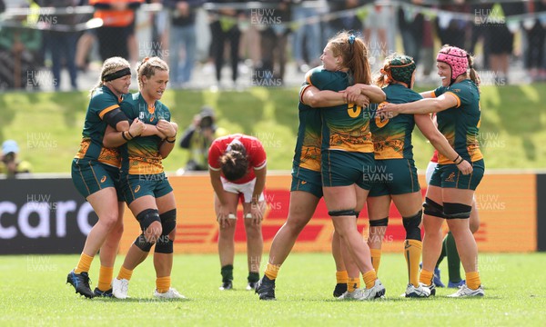 221022 - Australia v Wales, Women’s Rugby World Cup, Pool A - Australia celebrate on the final whistle
