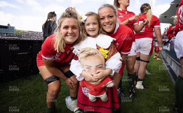 221022 - Australia v Wales, Women’s Rugby World Cup, Pool A - Alex Callender of Wales, left and Kelsey Jones of Wales with Kelsey’s niece Connie-Mae Williams at the end of the match