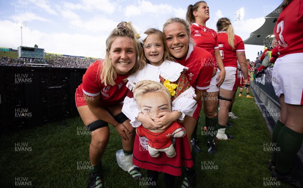 221022 - Australia v Wales, Women’s Rugby World Cup, Pool A - Alex Callender of Wales, left and Kelsey Jones of Wales with Kelsey’s niece Connie-Mae Williams at the end of the match