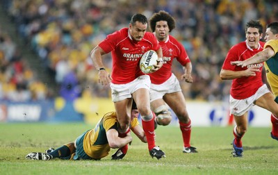 26.05.07  AUSTRALIA v WALES, Telstra Stadium,Sydney Wales Sonny Parker beats tackle by Sam Norton-Knight 