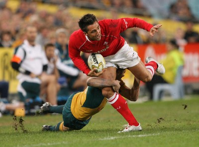 26.05.07  AUSTRALIA v WALES, Telstra Stadium,Sydney Wales Gavin Henson takes on Drew Mitchell 