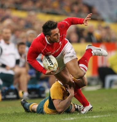 26.05.07  AUSTRALIA v WALES, Telstra Stadium,Sydney Wales Gavin Henson takes on Drew Mitchell 