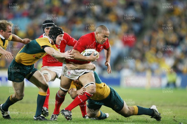 26.05.07  AUSTRALIA v WALES, Telstra Stadium,Sydney Wales Gavin Thomas looks for a way through 