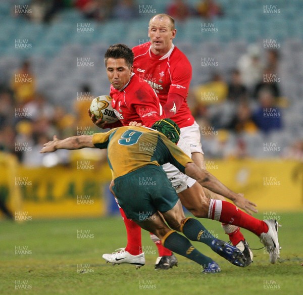 26.05.07  AUSTRALIA v WALES, Telstra Stadium,Sydney Wales Gavin Henson takes on Matt Giteau 