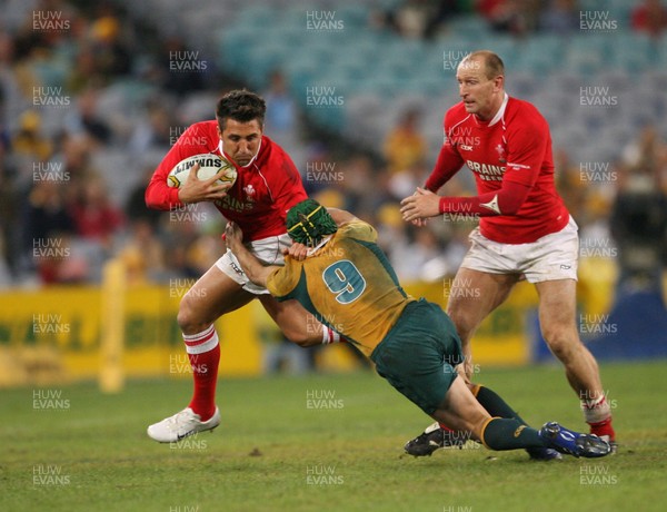 26.05.07  AUSTRALIA v WALES, Telstra Stadium,Sydney Wales Gavin Henson takes on Matt Giteau 