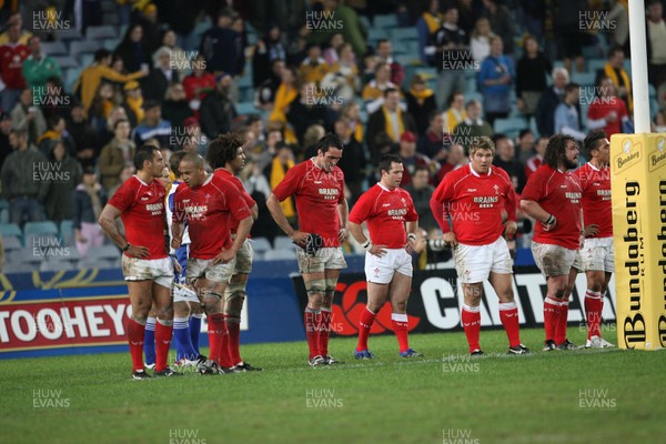 26.05.07  AUSTRALIA v WALES, Telstra Stadium,Sydney Wales players feel the pain as they wait for the conversion of the last minute try by the Wallabies 