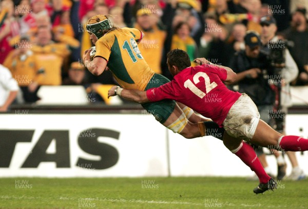 26.05.07  AUSTRALIA v WALES, Telstra Stadium,Sydney Australia's Stephen Hoiles scores the winning try over Sonny Parker 