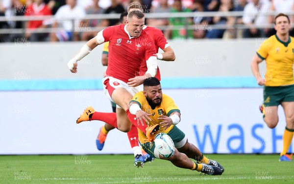 290919 - Australia v Wales - Rugby World Cup - Hadleigh Parkes of Wales can't get to the ball before Tolu Latu of Australia