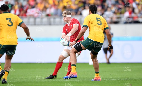 290919 - Australia v Wales - Rugby World Cup - Aaron Wainwright of Wales is challenged by Rory Arnold of Australia