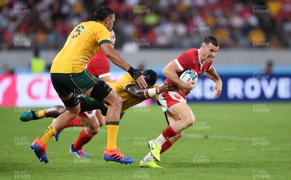 290919 - Australia v Wales - Rugby World Cup - Gareth Davies of Wales is tackled by Rory Arnold and Isi Naisarani of Australia