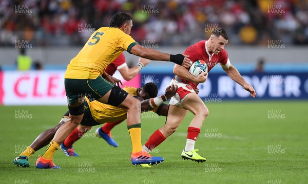 290919 - Australia v Wales - Rugby World Cup - Gareth Davies of Wales is tackled by Rory Arnold and Isi Naisarani of Australia