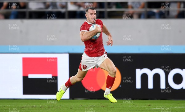 290919 - Australia v Wales - Rugby World Cup - Gareth Davies of Wales runs in to score a try after incepting the ball