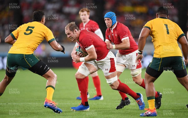 290919 - Australia v Wales - Rugby World Cup - Alun Wyn Jones with Justin Tipuric of Wales takes on Rory Arnold of Australia