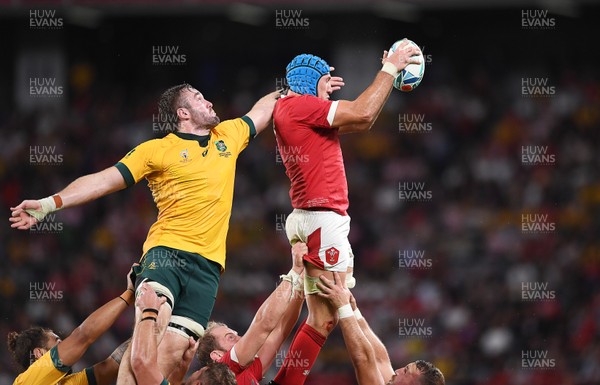 290919 - Australia v Wales - Rugby World Cup - Izack Rodda of Australia can't get to the ball before Justin Tipuric of Wales in the line out