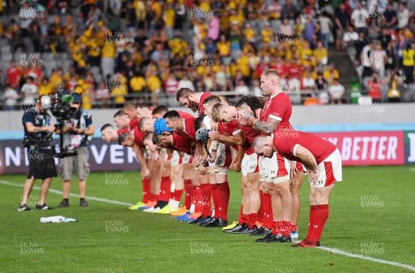 290919 - Australia v Wales - Rugby World Cup - Wales bow to the crowd at full time