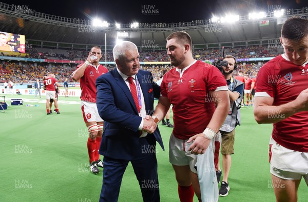 290919 - Australia v Wales - Rugby World Cup - Wales head coach Warren Gatland talks to Wyn Jones of Wales at full time