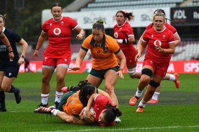 260725 - Australia Women v Wales Women - Nel Metcalfe of Wales powers over to score try