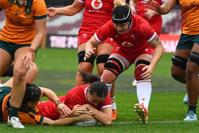 260725 - Australia Women v Wales Women - Nel Metcalfe of Wales powers over to score try