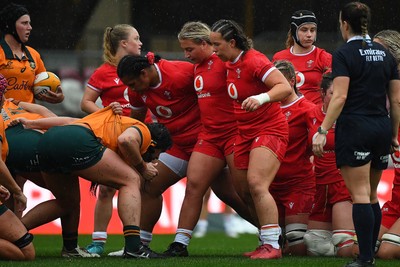 260725 - Australia Women v Wales Women - Sisilia Tuipulotu of Wales, Molly Reardon of Wales and Katherine Baverstock of Wales prepare to scrum