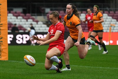 260725 - Australia Women v Wales Women - Hannah Dallavalle of Wales scores try