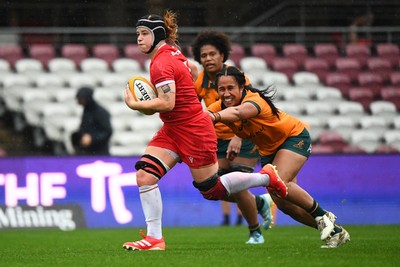 260725 - Australia Women v Wales Women - Bethan Lewis of Wales breaks away