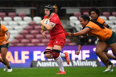 260725 - Australia Women v Wales Women - Bethan Lewis of Wales breaks away