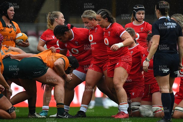 260725 - Australia Women v Wales Women - Sisilia Tuipulotu of Wales, Molly Reardon of Wales and Katherine Baverstock of Wales prepare to scrum