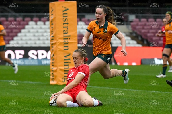 260725 - Australia Women v Wales Women - Hannah Dallavalle of Wales scores try