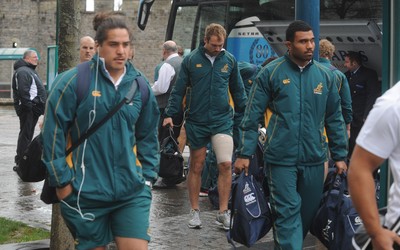 Australian Rugby Team arrive in Cardiff 221109