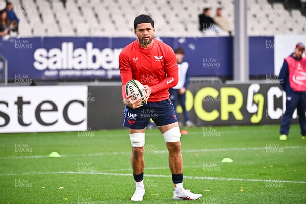 071224 - Aviron Bayonnais v Scarlets - EPCR Challenge Cup - Vaea Fifita of Scarlets warms up